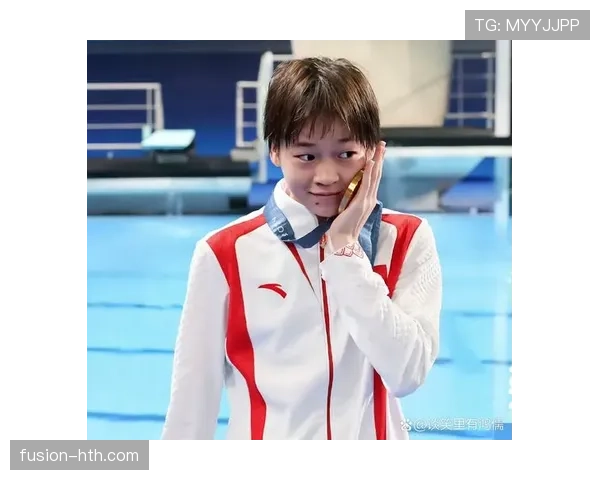 全红婵回家路上还在啃苹果,网友扒出她手机壳都磨秃了 全红婵回家路上还在啃苹果,网友扒出她手机壳都磨秃了