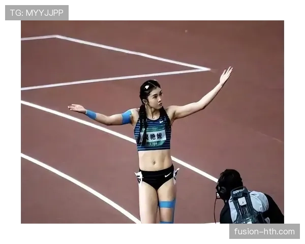 吴艳妮刷完手机穿得比闺蜜还随意，谁信她训练场上那股狠劲？