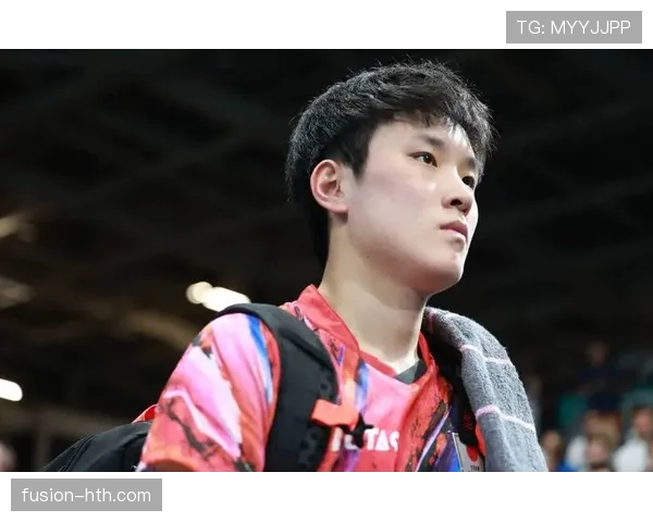 张本智和赛场像上了发条，下地铁那会儿却跟去找妈妈借零花钱的小孩一样，反差太犯规